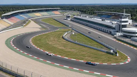 Ilustración (generada por IA): el Hockenheimring hacia 2016 con coches de carreras