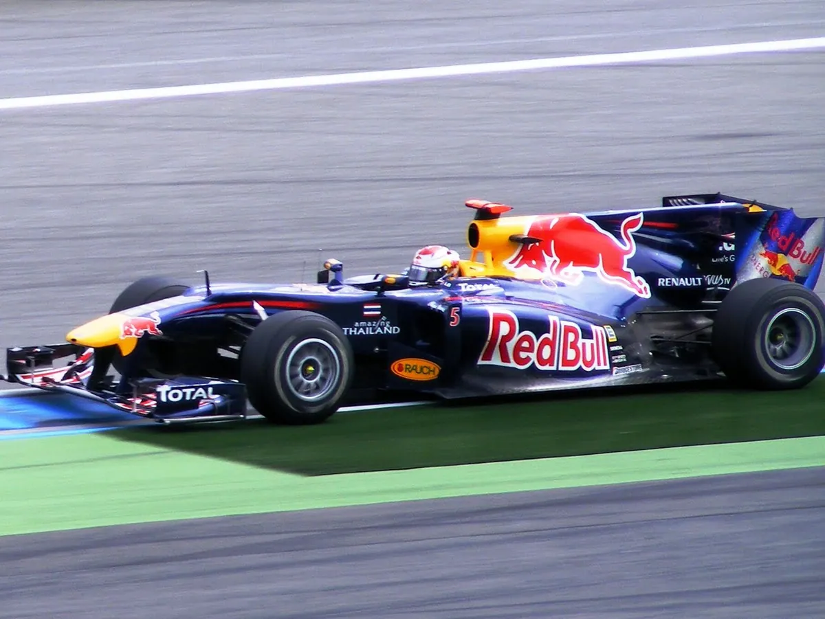Sebastian Vettel fährt 2010 im blauen Red Bull mit der Startnummer 5 über den Hockenheimring