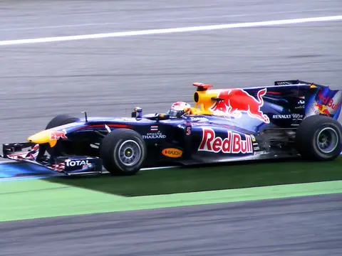 Sebastian Vettel fährt 2010 im blauen Red Bull mit der Startnummer 5 über den Hockenheimring
