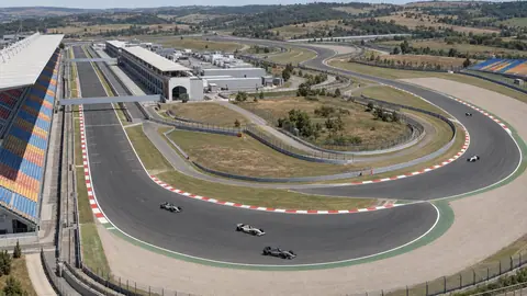 Illustration (KI-generiert): Istanbul Park um 2007 mit Rennwagen