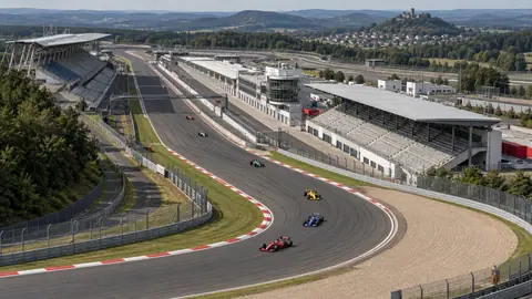 Illustration (KI-generiert): Nürburgring um 2007 mit Rennwagen
