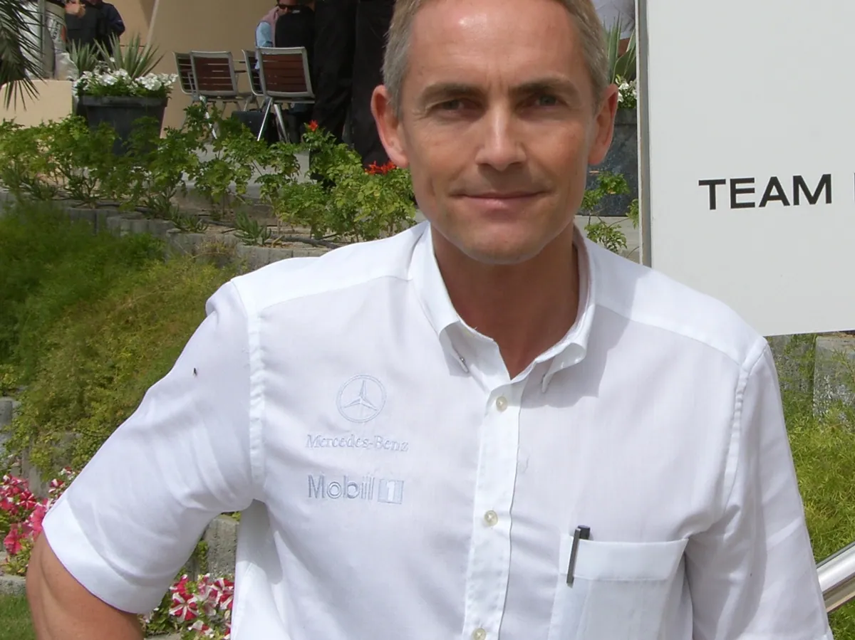 Martin Whitmarsh im weißen McLaren-Mercedes-Hemd im Fahrerlager des Bahrain International Circuit