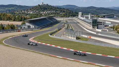 Illustration (KI-generiert): Nürburgring um 2005 mit Rennwagen