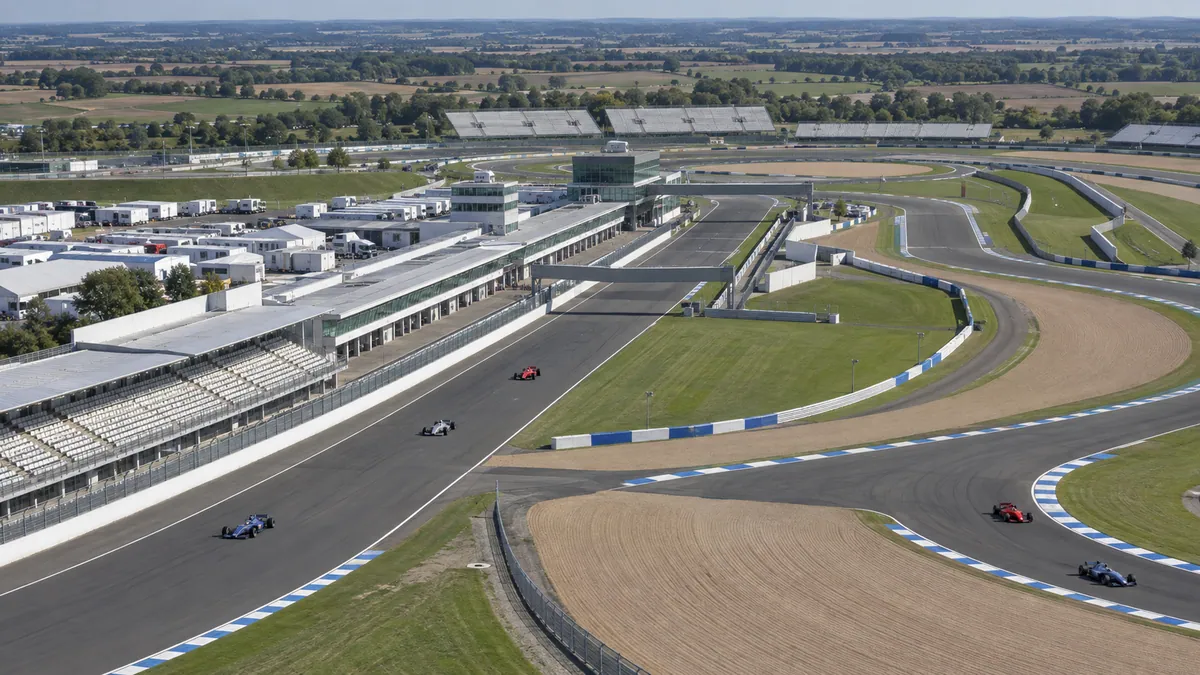 Illustration (KI-generiert): Circuit de Nevers Magny-Cours um 2004 mit Rennwagen