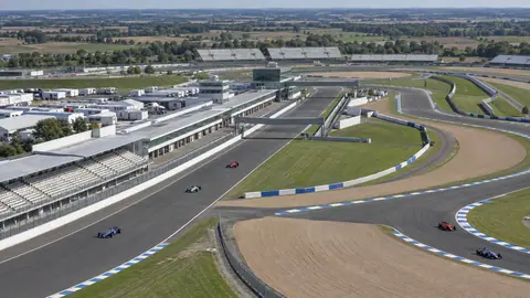 Ilustración (generada por IA): Circuit de Nevers Magny-Cours hacia 2004 con coches de carreras