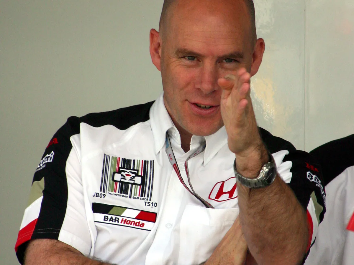 Jock Clear in weißem BAR-Honda-Teamhemd in der Box von British American Racing beim Großen Preis der USA 2004 in Indianapolis