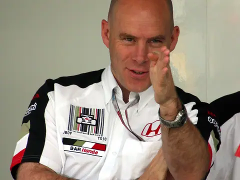 Jock Clear con la camisa blanca del equipo BAR-Honda en el box de British American Racing durante el Gran Premio de Estados Unidos de 2004 en Indianapolis