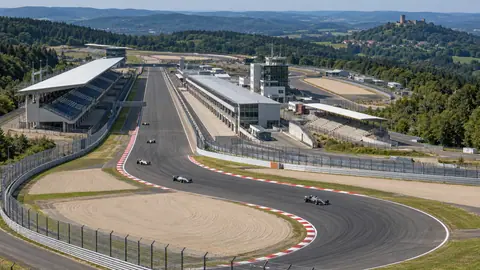 Ilustración (generada por IA): Nürburgring hacia 2004 con coches de carreras