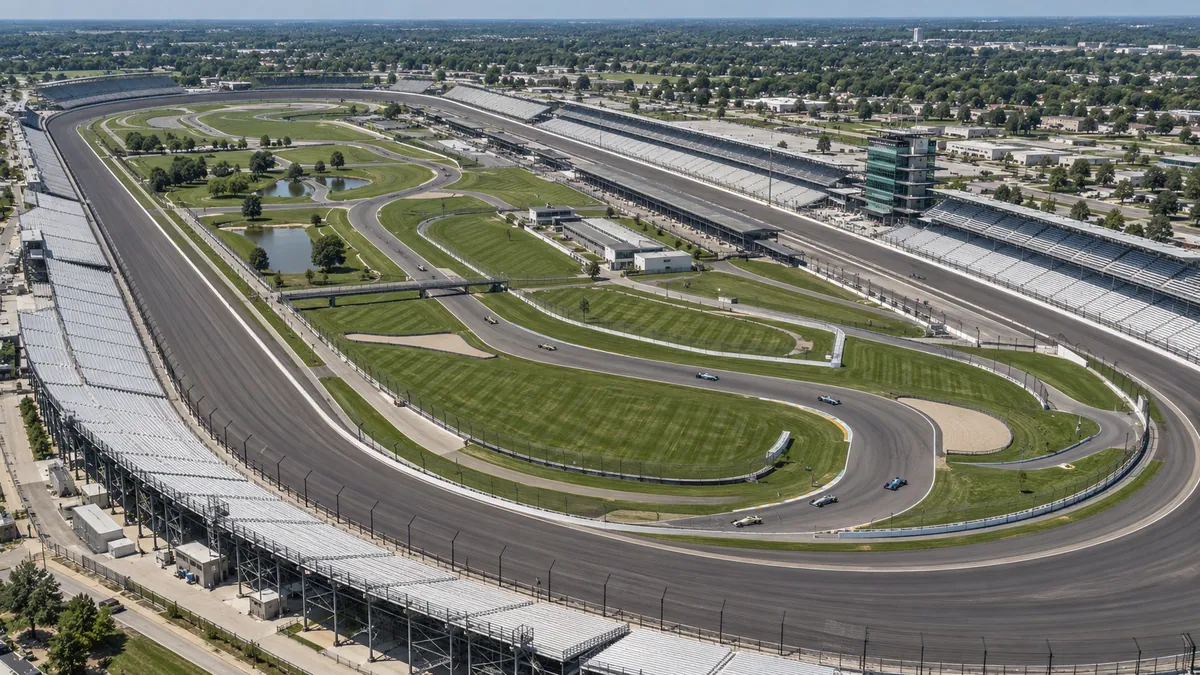 Illustration (KI-generiert): Indianapolis Motor Speedway um 2003 mit Rennwagen