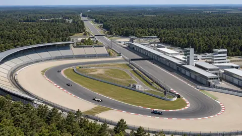 Ilustración (generada por IA): Hockenheimring hacia 2001 con coches de carreras
