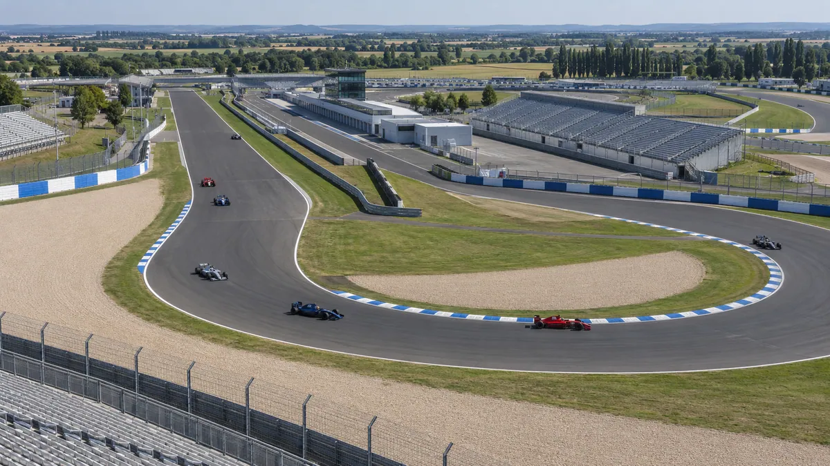 Illustration (KI-generiert): Circuit de Nevers Magny-Cours um 2000 mit Rennwagen
