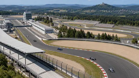 Ilustración (generada por IA): Nürburgring hacia 1999 con coches de carreras